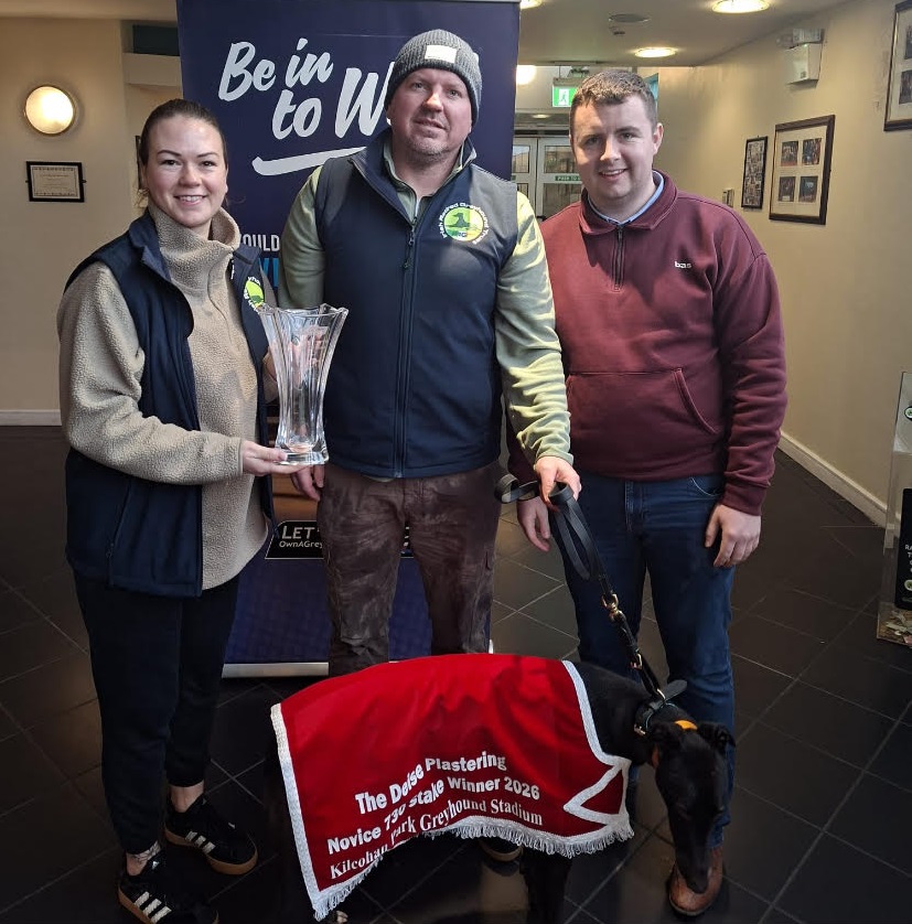 LAUNCH OF THE €5,000 DEISE PLASTERING NOVICE 750 AT KILCOHAN PARK Sponsor’s Grianne & Patrick Nagle ahead of the Deise Plastering LTD Novice 730 Stake. Also included is Ian Magnier.