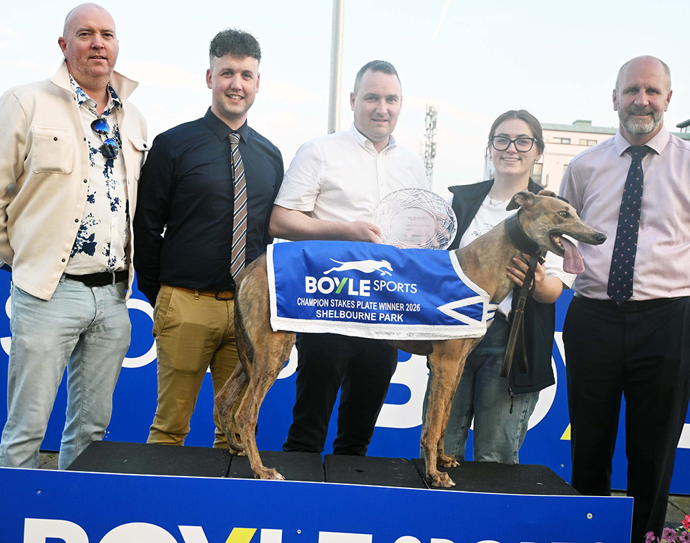 Damien Lonergan representing BOYLE Sports sponsors presents the trophy to Anna Barber after Ballymac Gwennie won the 2026 BOYLE Sports Champion Plate 550, also included are General Manager Shelbourne Park Daragh Geraghty and Barry Caul. Image shows Damien Lonergan representing BOYLE Sports sponsors presents the trophy to Anna Barber after Ballymac Gwennie won the 2026 BOYLE Sports Champion Plate 550, also included are General Manager Shelbourne Park Daragh Geraghty and Barry Caul.